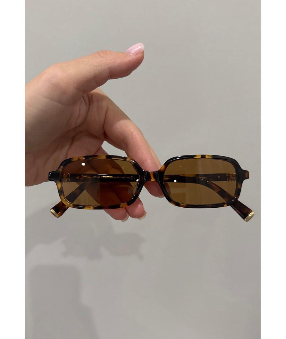 MIU MIU Коричневые пластиковые солнцезащитные очки, фото 4