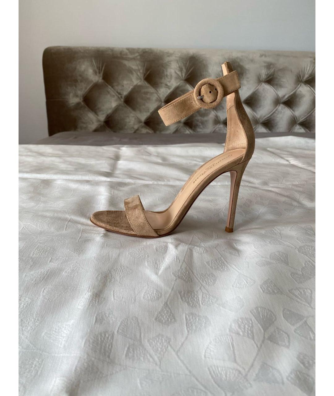 GIANVITO ROSSI Бежевые замшевые босоножки, фото 8