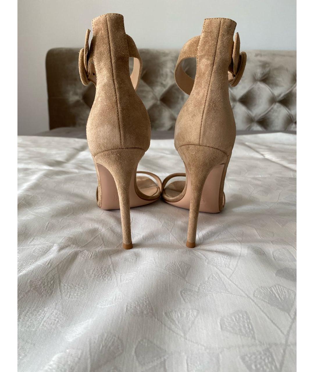 GIANVITO ROSSI Бежевые замшевые босоножки, фото 4