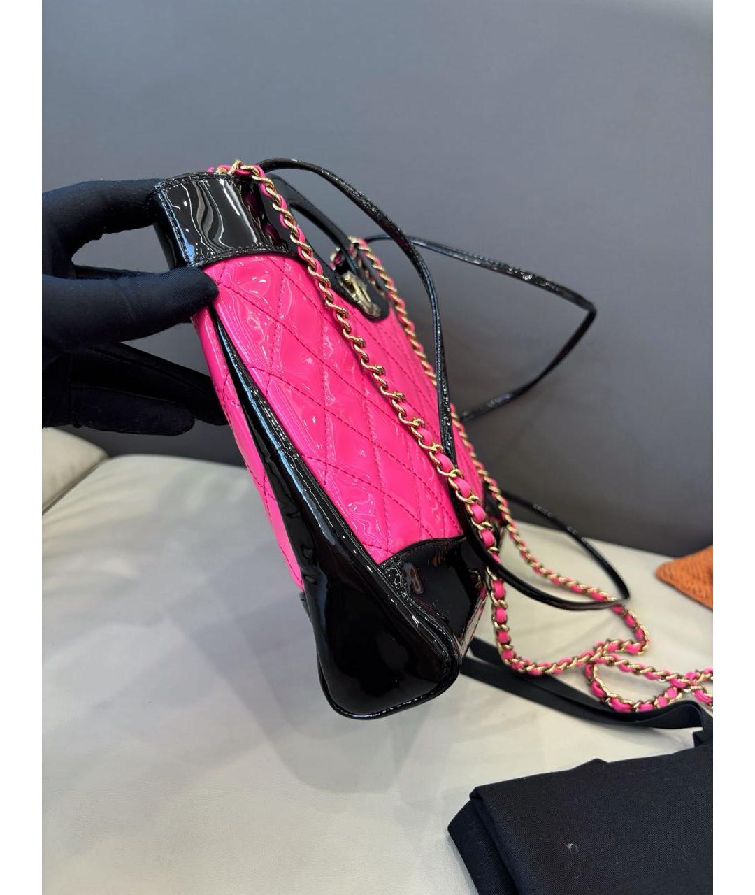 CHANEL Розовая сумка с короткими ручками из лакированной кожи, фото 4