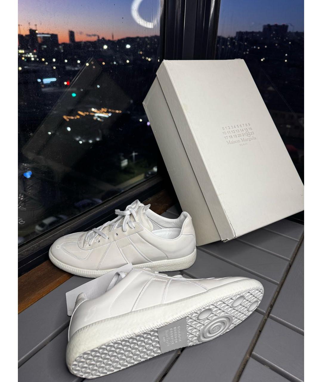 MAISON MARGIELA Белые низкие кроссовки / кеды из лакированной кожи, фото 2