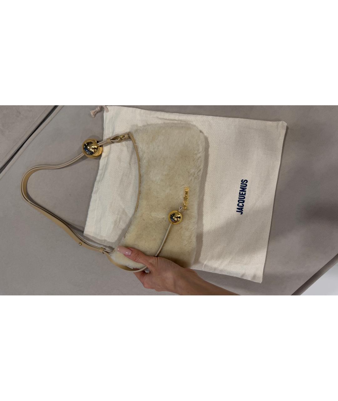 JACQUEMUS Бежевая меховая сумка с короткими ручками, фото 2