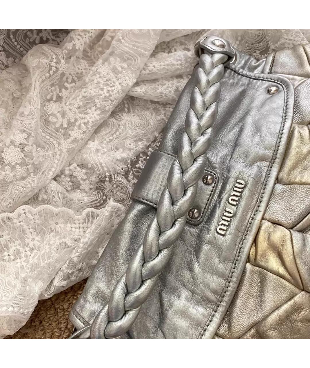 MIU MIU Серебряная кожаная сумка с короткими ручками, фото 3