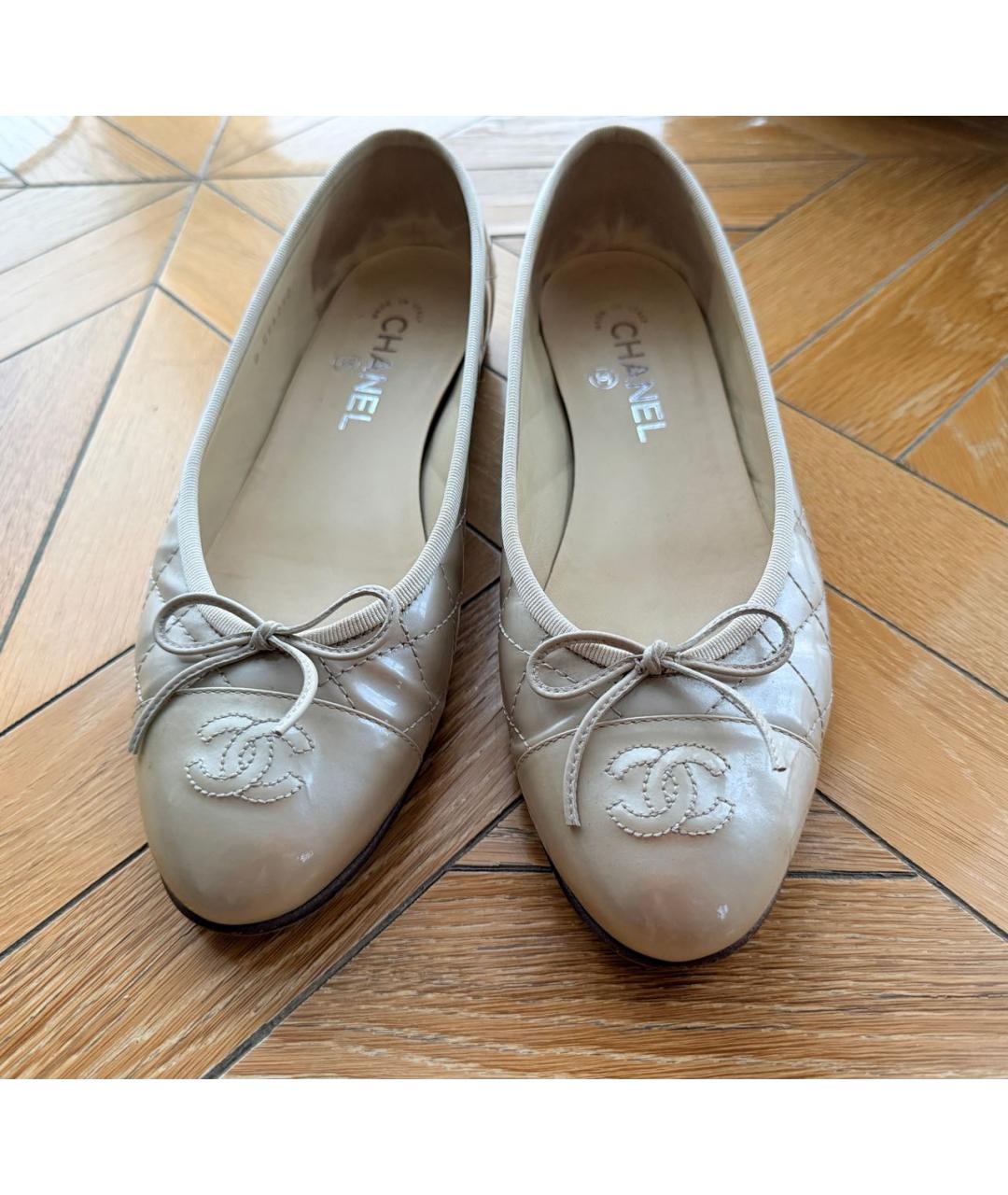 CHANEL Бежевые балетки из лакированной кожи, фото 2