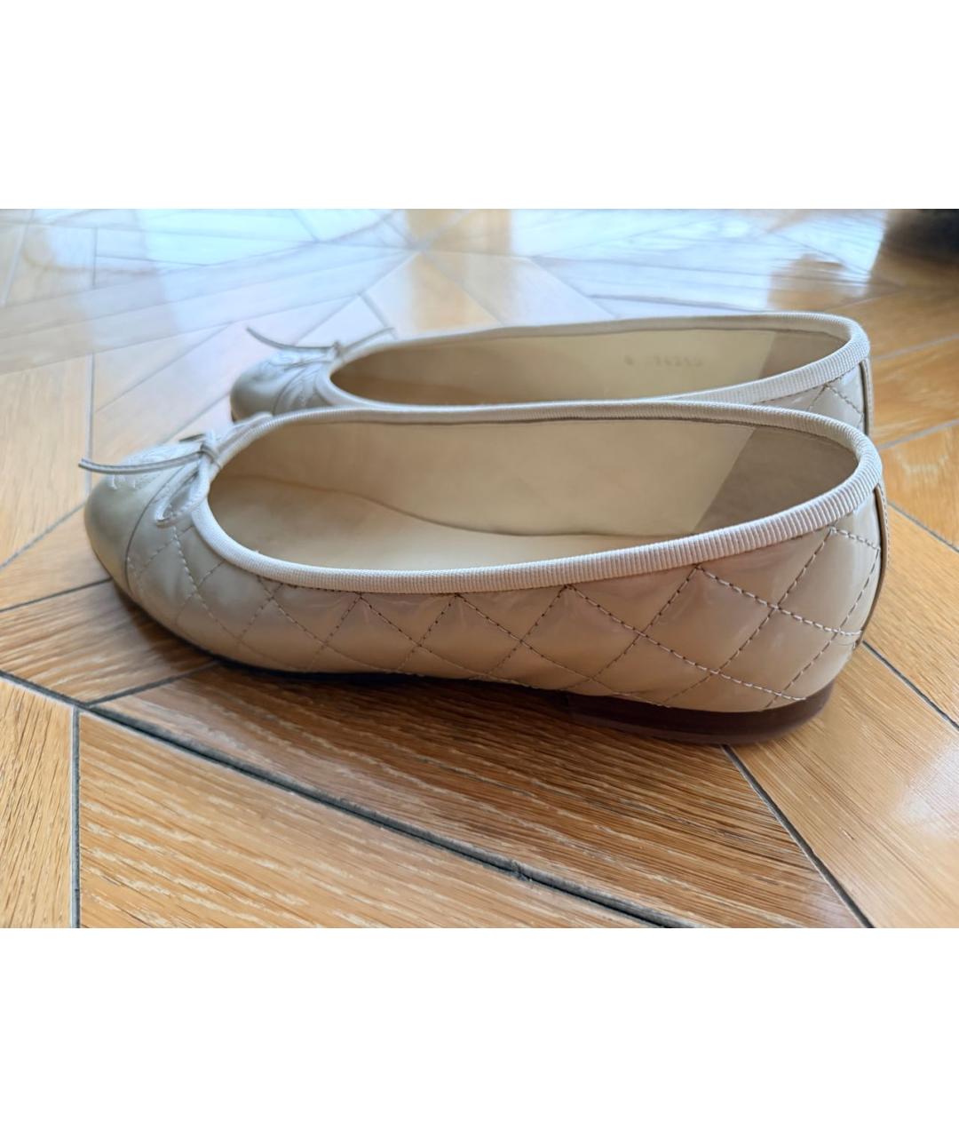 CHANEL Бежевые балетки из лакированной кожи, фото 5