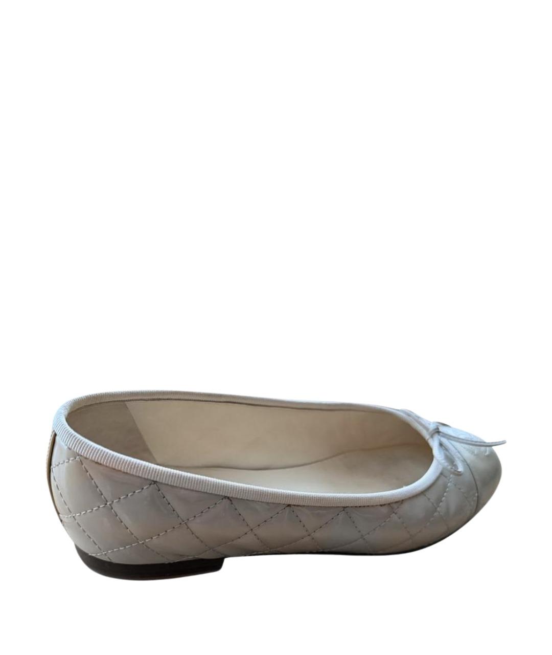 CHANEL Бежевые балетки из лакированной кожи, фото 1