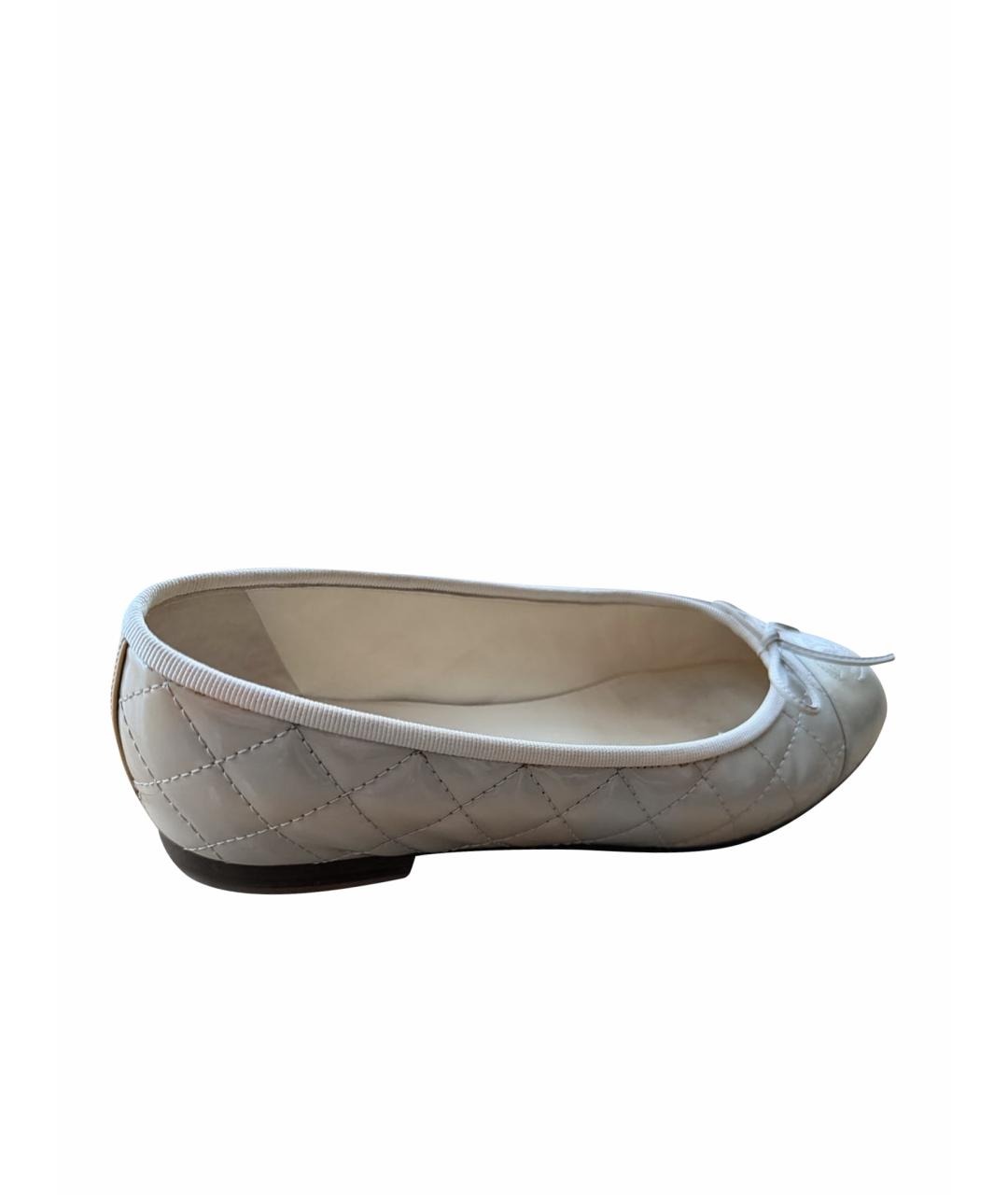 CHANEL Бежевые балетки из лакированной кожи, фото 6