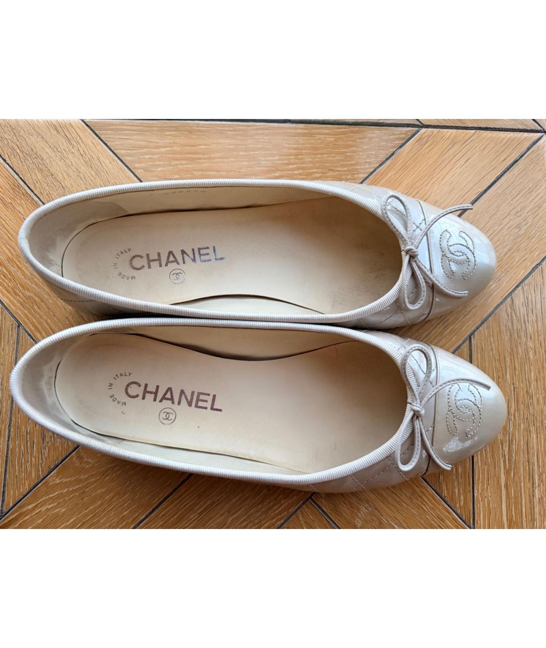 CHANEL Бежевые балетки из лакированной кожи, фото 3