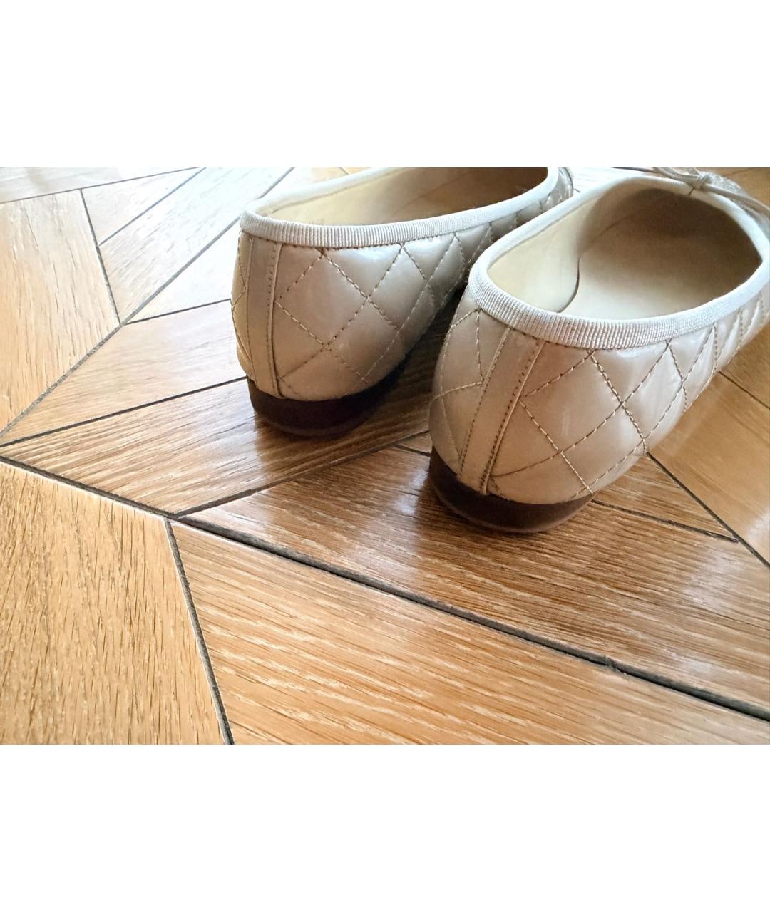 CHANEL Бежевые балетки из лакированной кожи, фото 4