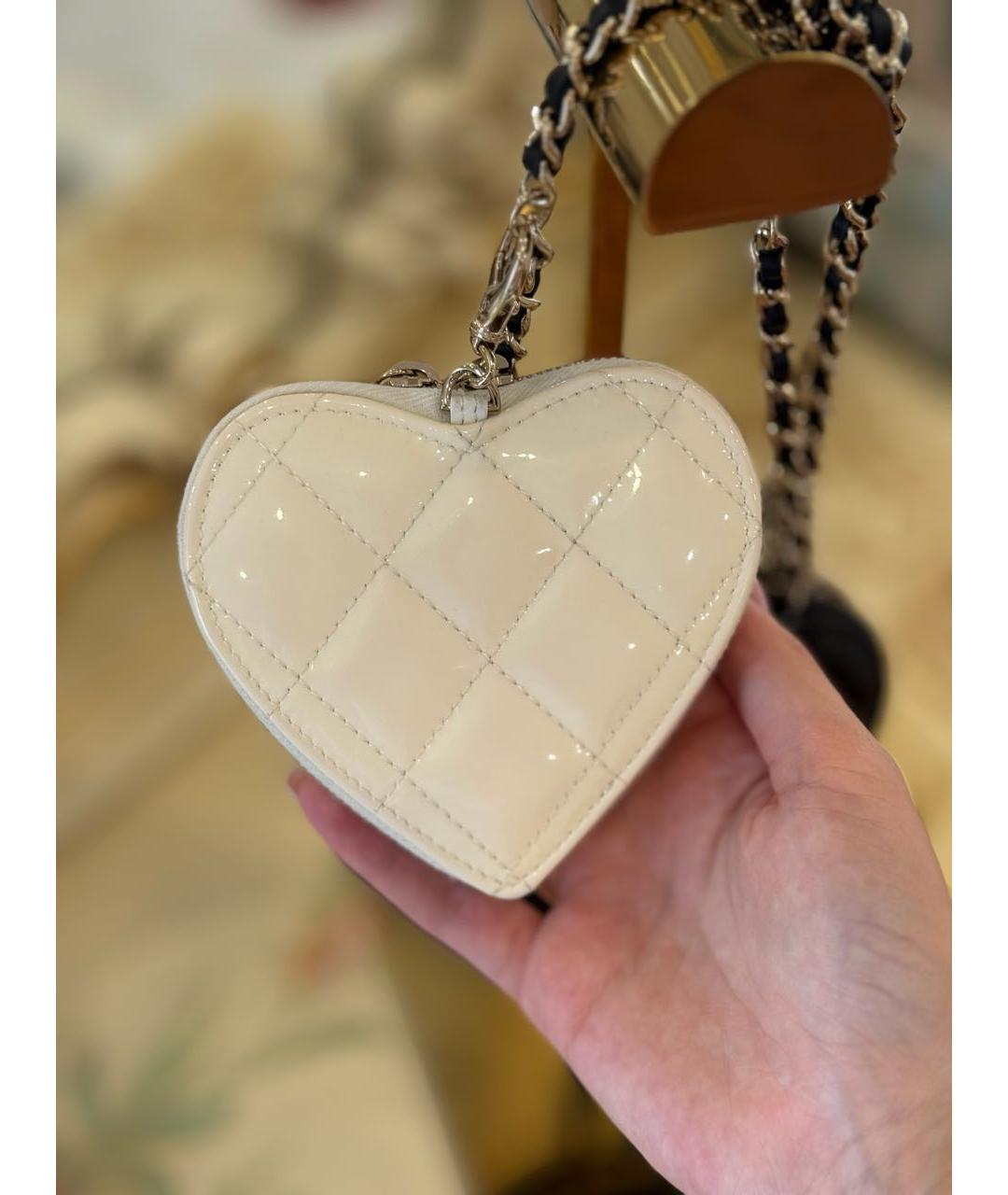 CHANEL Черная сумка через плечо из лакированной кожи, фото 5