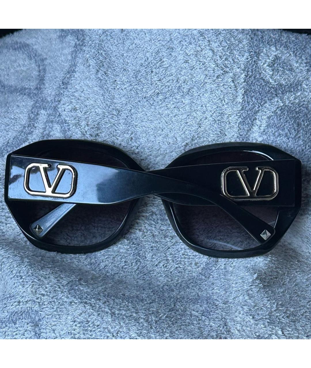 VALENTINO Черные пластиковые солнцезащитные очки, фото 2