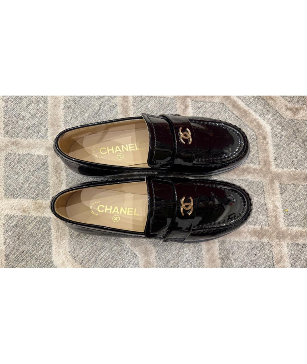 CHANEL Черные лоферы из лакированной кожи, фото 2