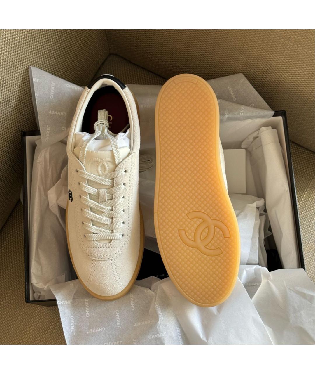 CHANEL Белые замшевые кроссовки, фото 4
