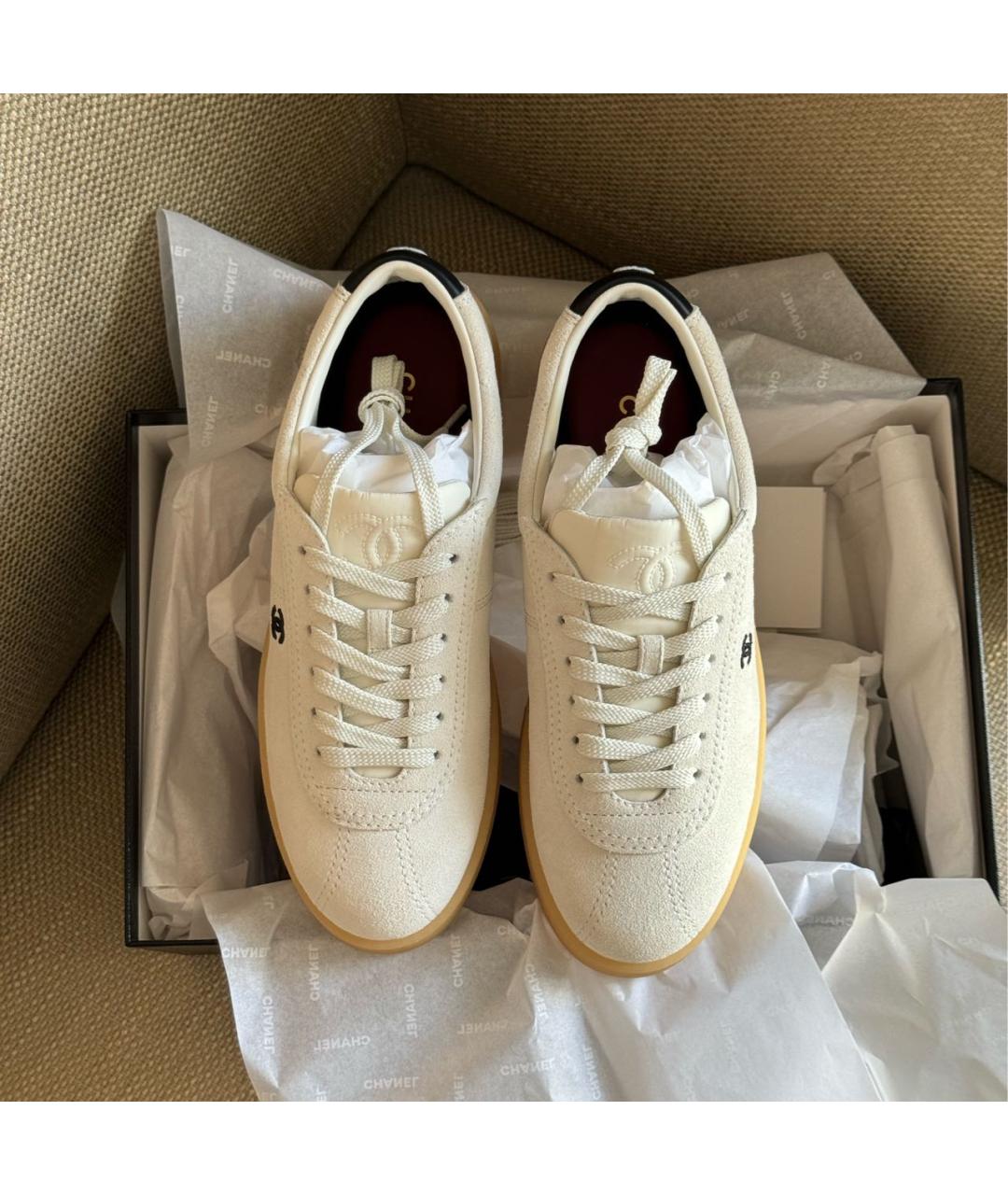 CHANEL Белые замшевые кроссовки, фото 2