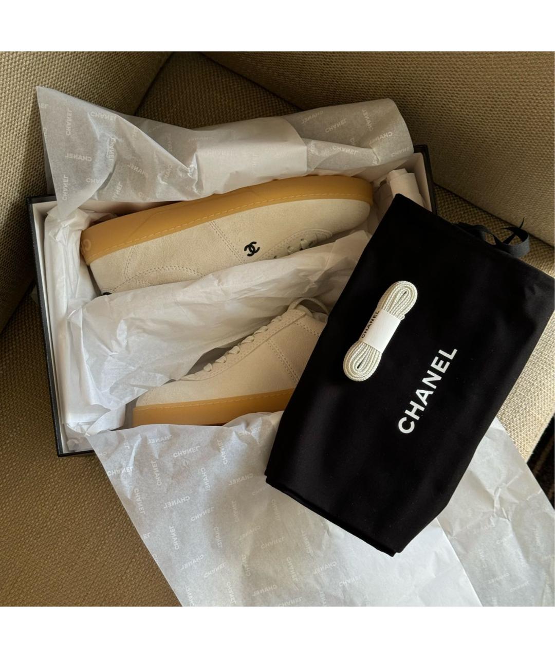 CHANEL Белые замшевые кроссовки, фото 5