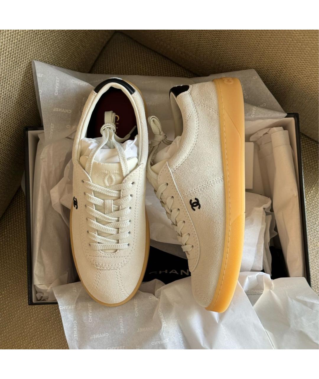 CHANEL Белые замшевые кроссовки, фото 3