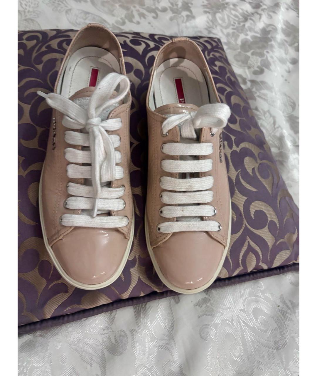 PRADA Бежевые кеды из лакированной кожи, фото 3