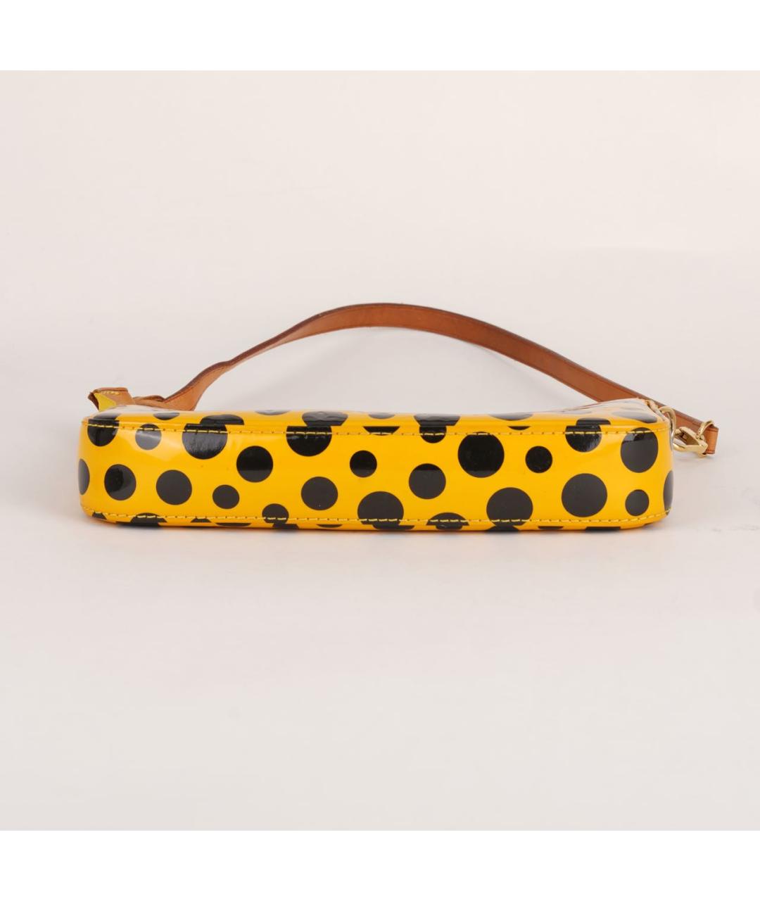 LOUIS VUITTON Желтая сумка через плечо из лакированной кожи, фото 6