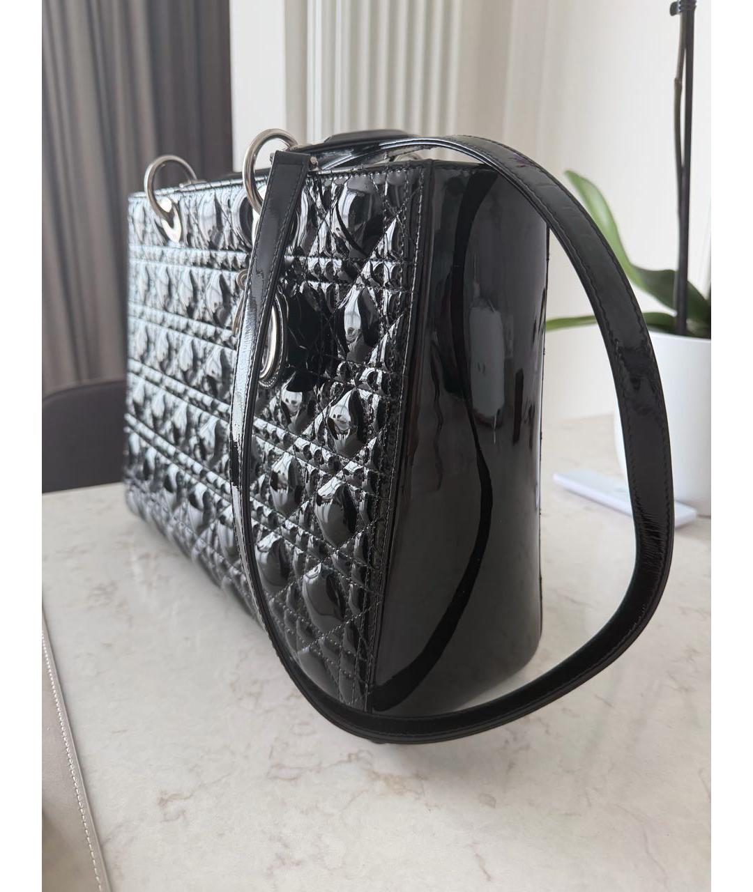 CHRISTIAN DIOR Черная сумка с короткими ручками из лакированной кожи, фото 2