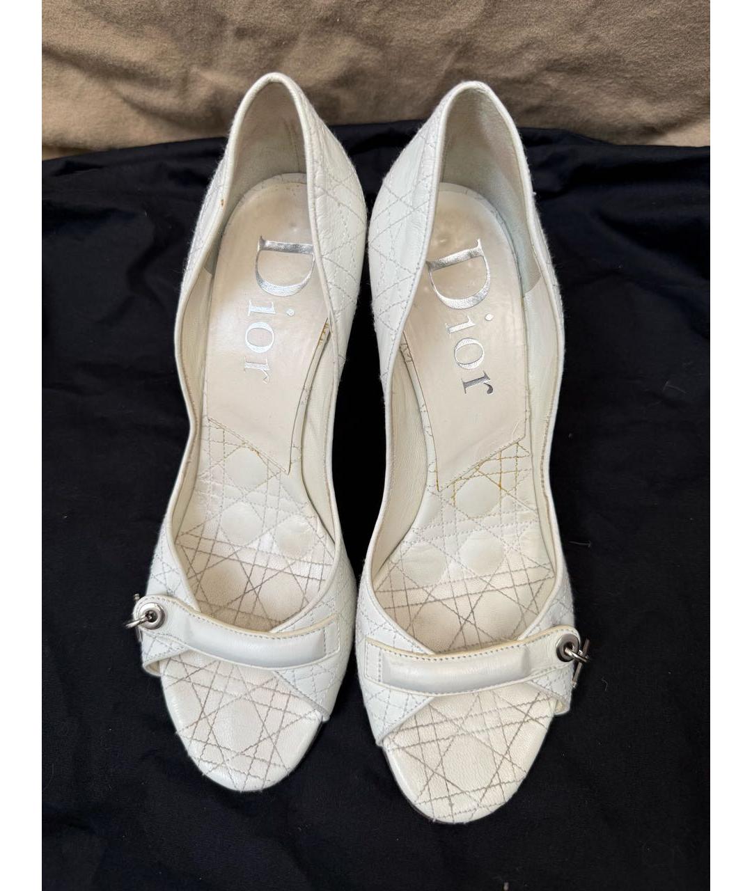 CHRISTIAN DIOR Белые кожаные босоножки, фото 2