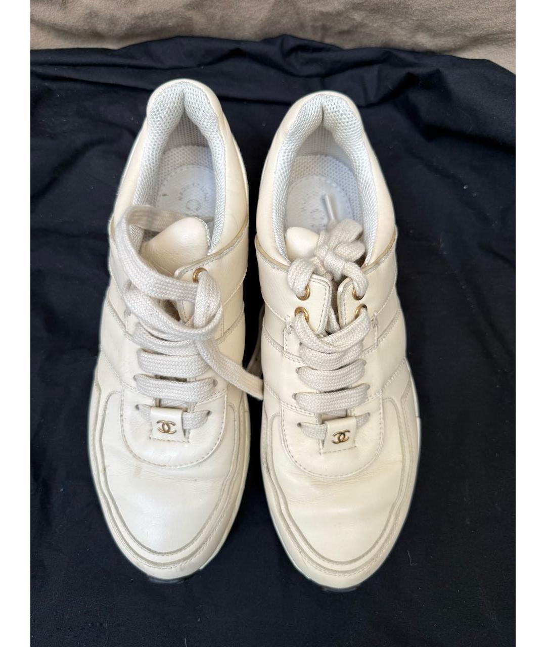 CHANEL Белые кожаные кроссовки, фото 2