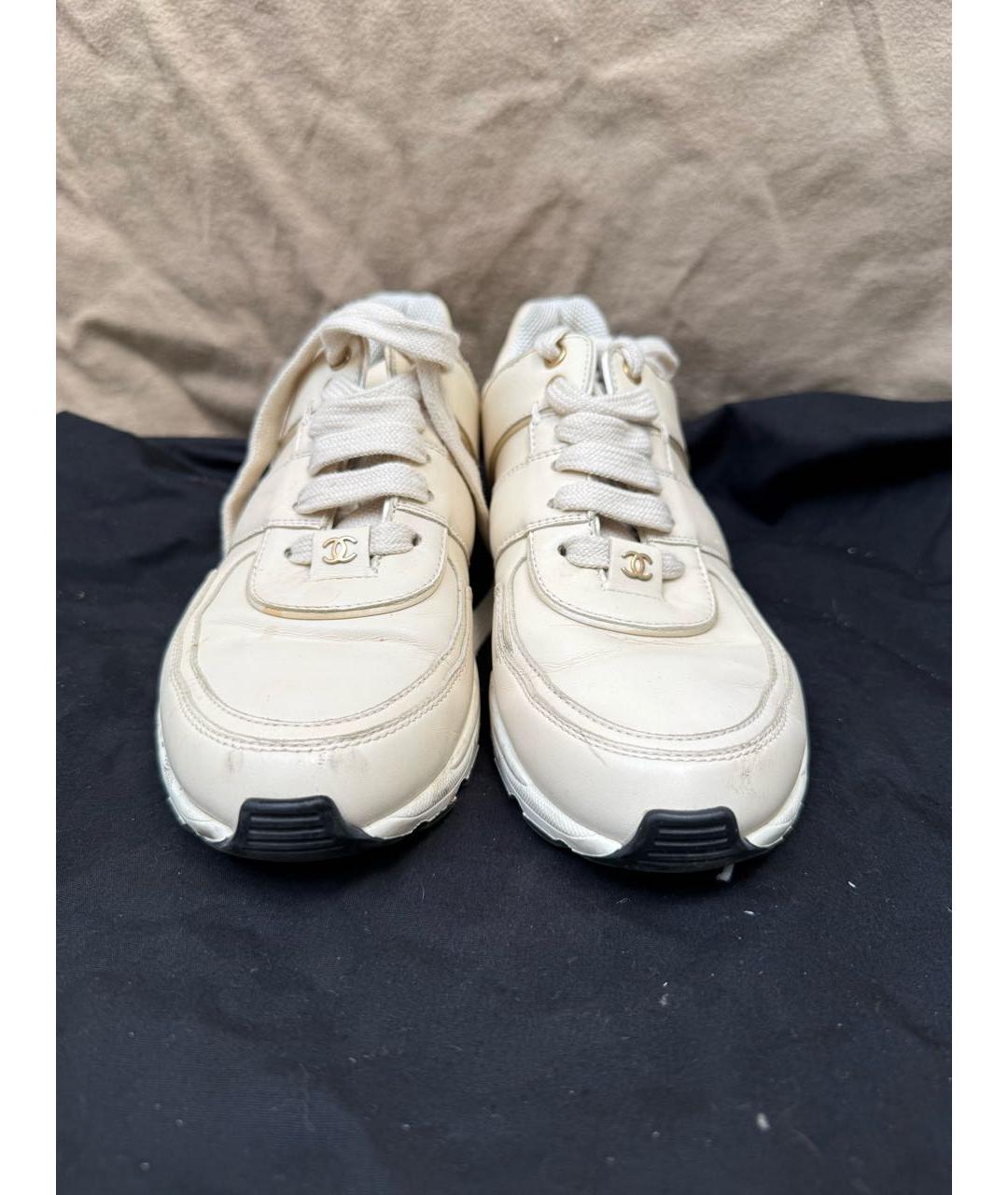CHANEL Белые кожаные кроссовки, фото 3