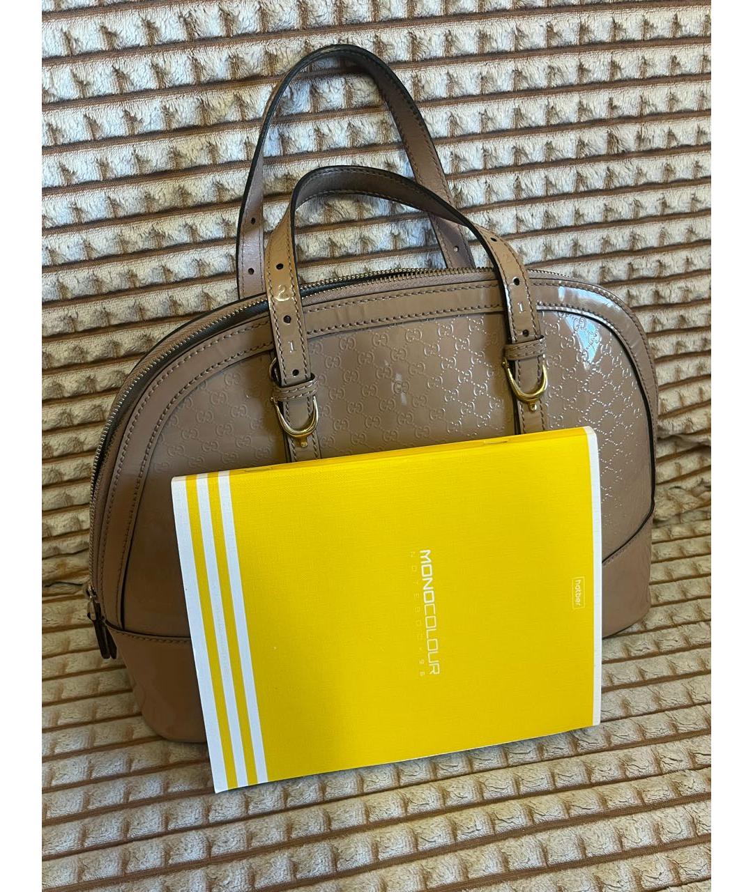GUCCI Бежевая сумка с короткими ручками из лакированной кожи, фото 3