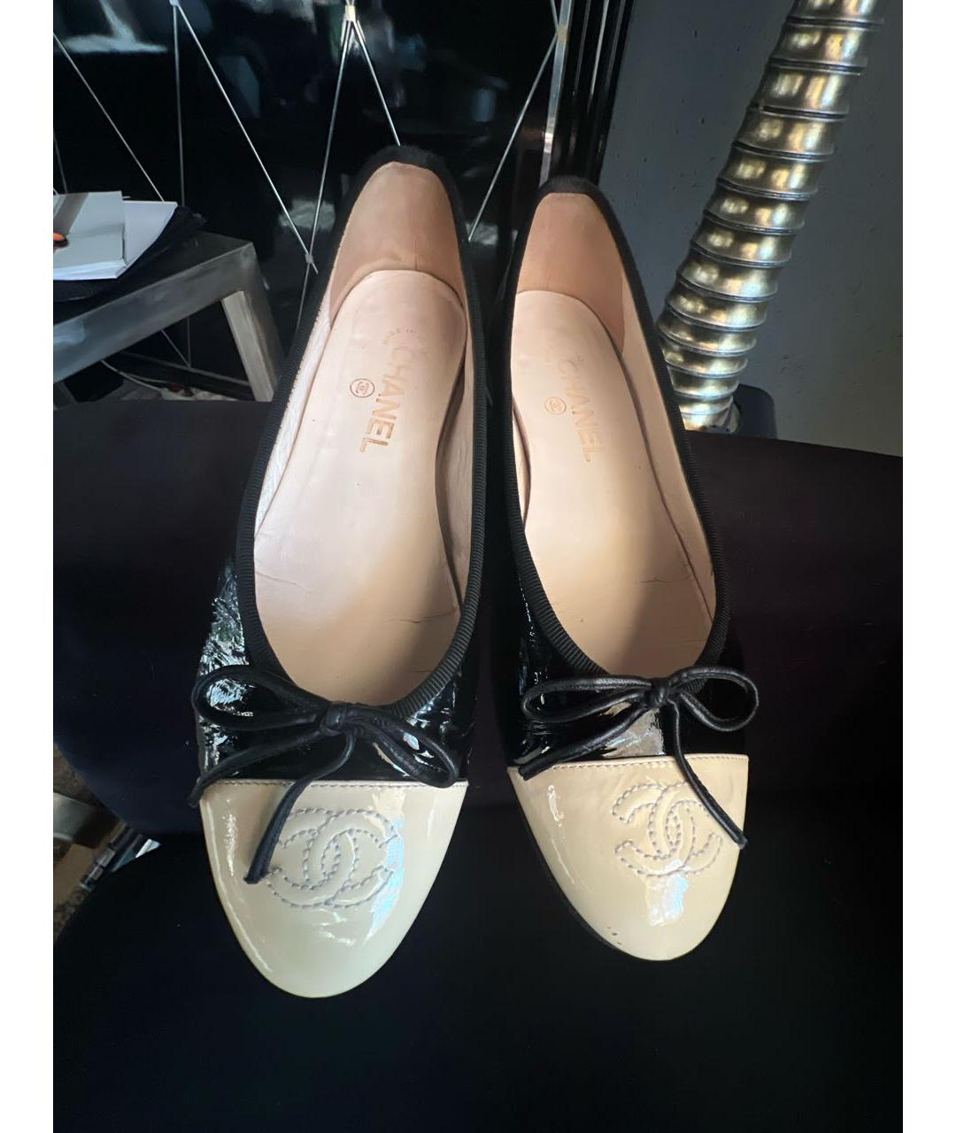 CHANEL Черные балетки из лакированной кожи, фото 2