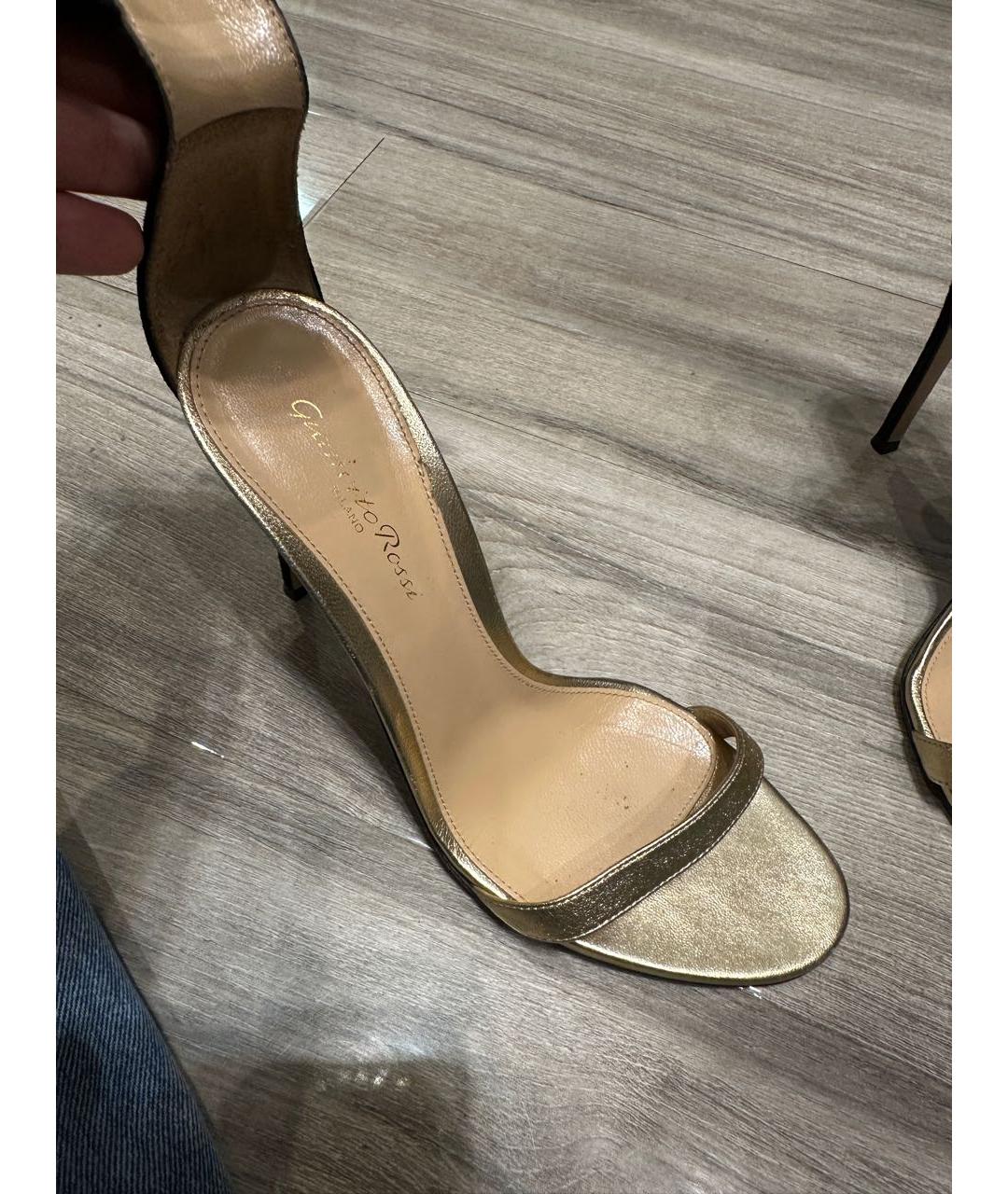 GIANVITO ROSSI Золотые замшевые босоножки, фото 5