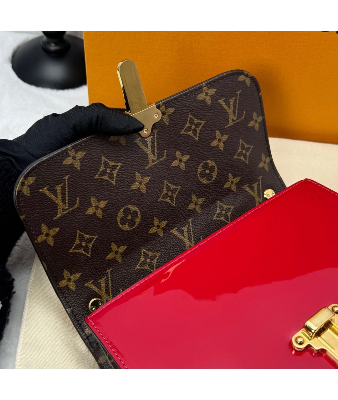 LOUIS VUITTON Красная сумка через плечо из лакированной кожи, фото 8
