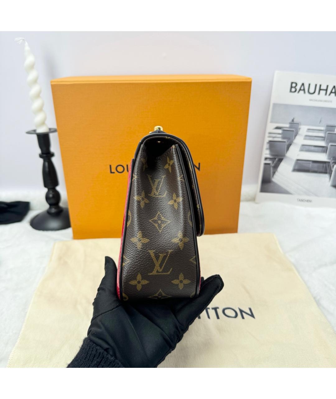 LOUIS VUITTON Красная сумка через плечо из лакированной кожи, фото 4