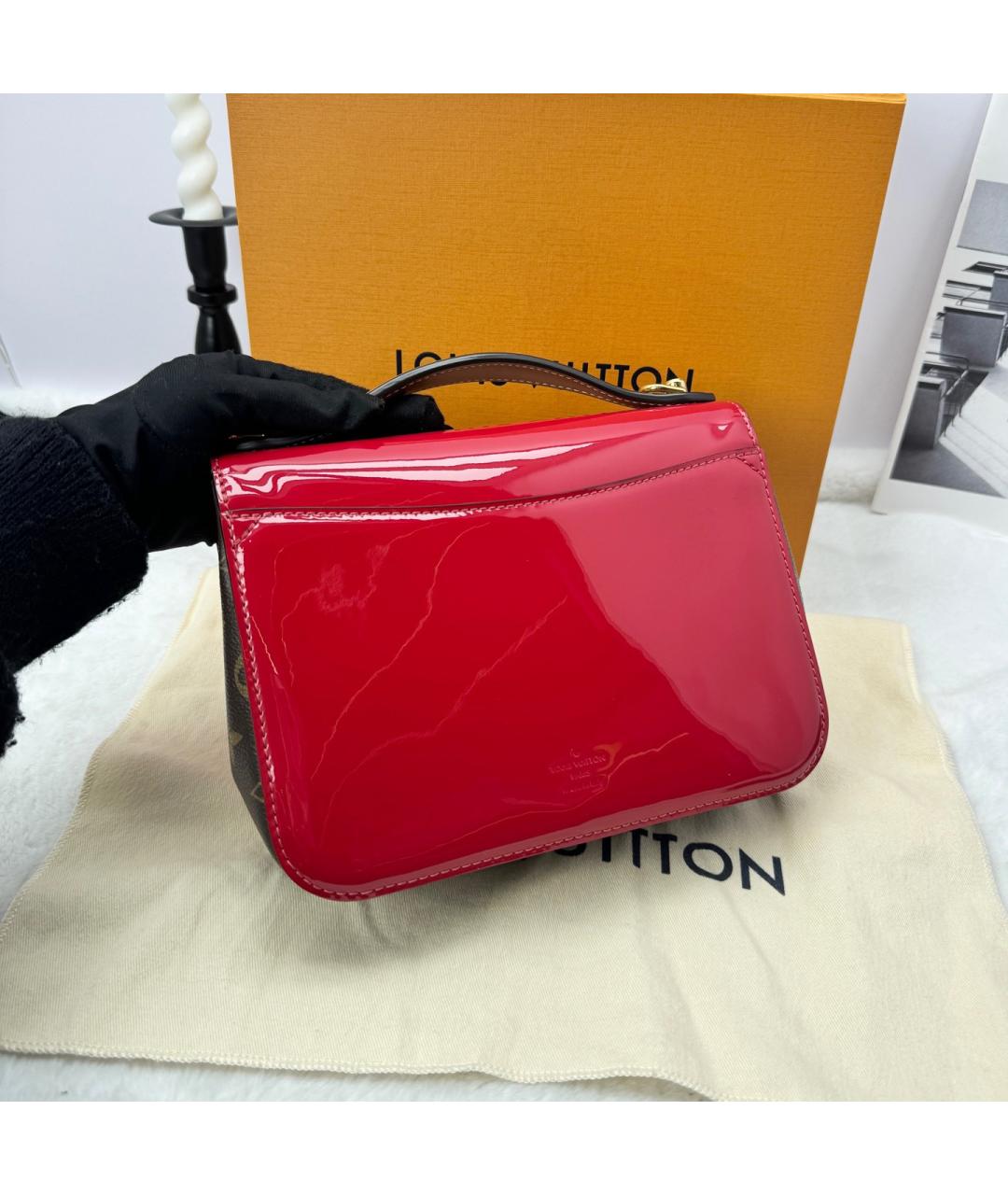 LOUIS VUITTON Красная сумка через плечо из лакированной кожи, фото 3