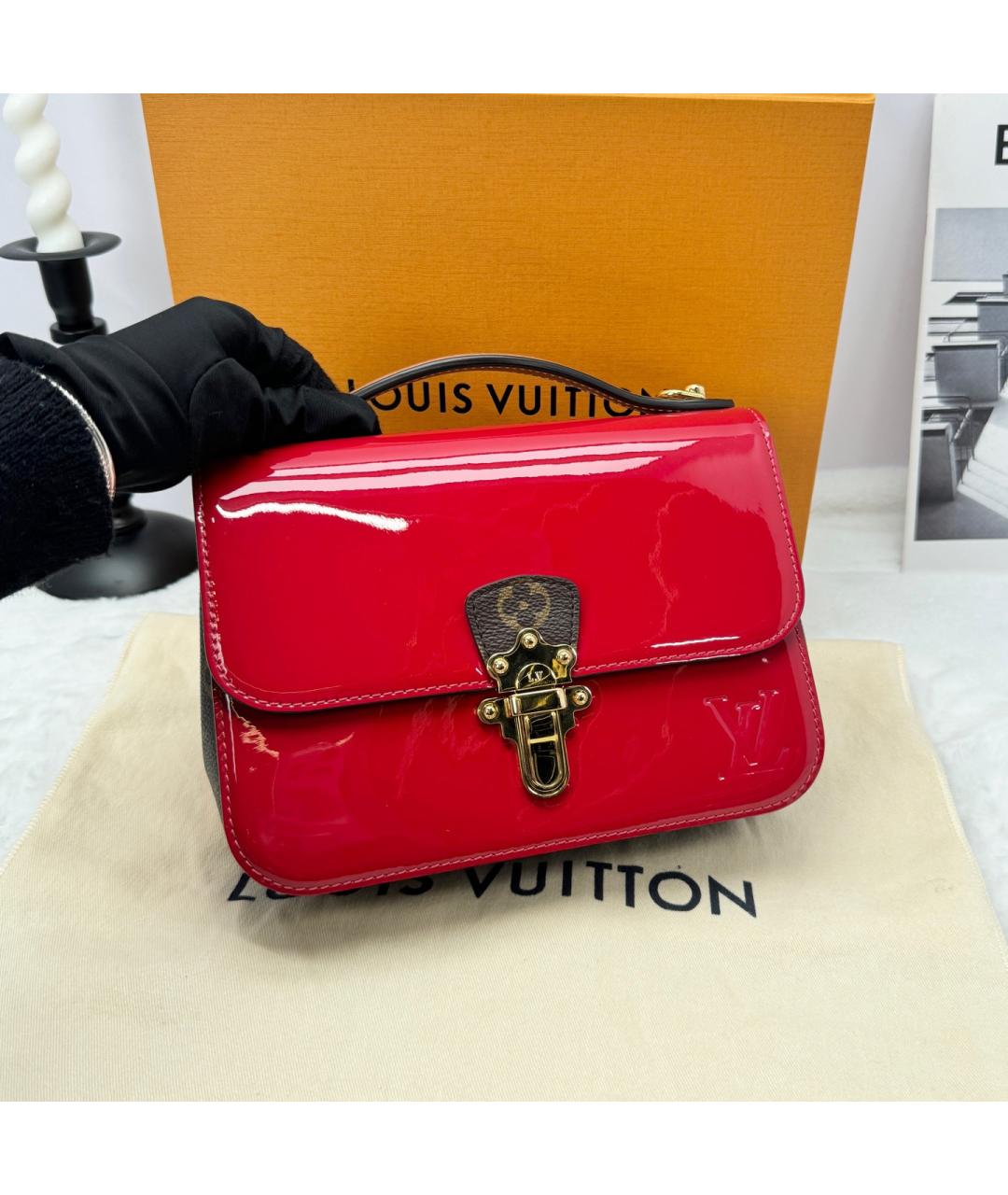 LOUIS VUITTON Красная сумка через плечо из лакированной кожи, фото 2