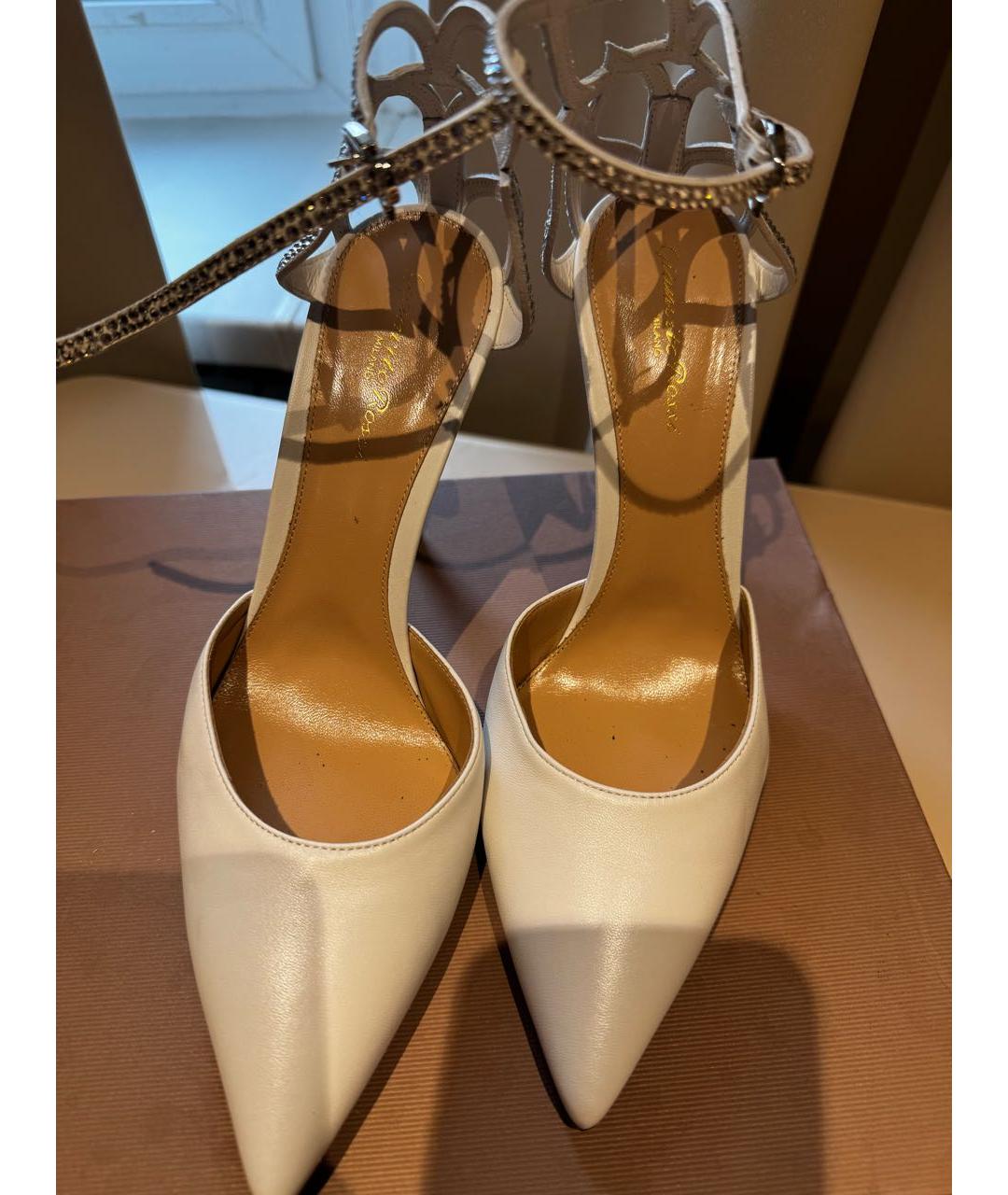 GIANVITO ROSSI Белые кожаные свадебные туфли на среднем каблуке, фото 4