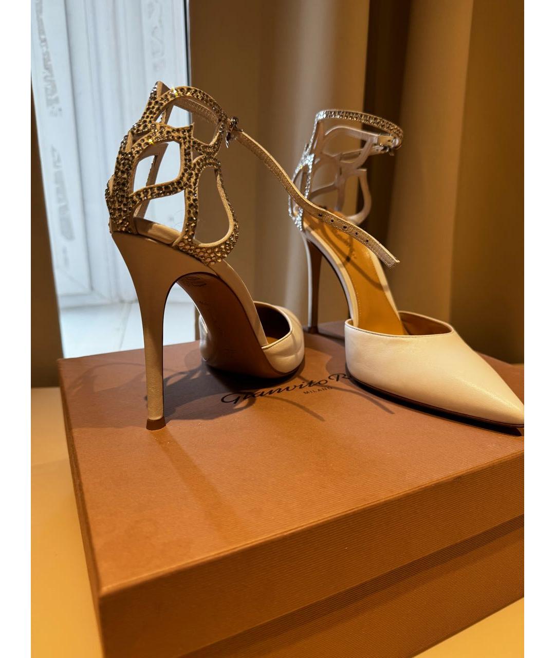 GIANVITO ROSSI Белые кожаные свадебные туфли на среднем каблуке, фото 8