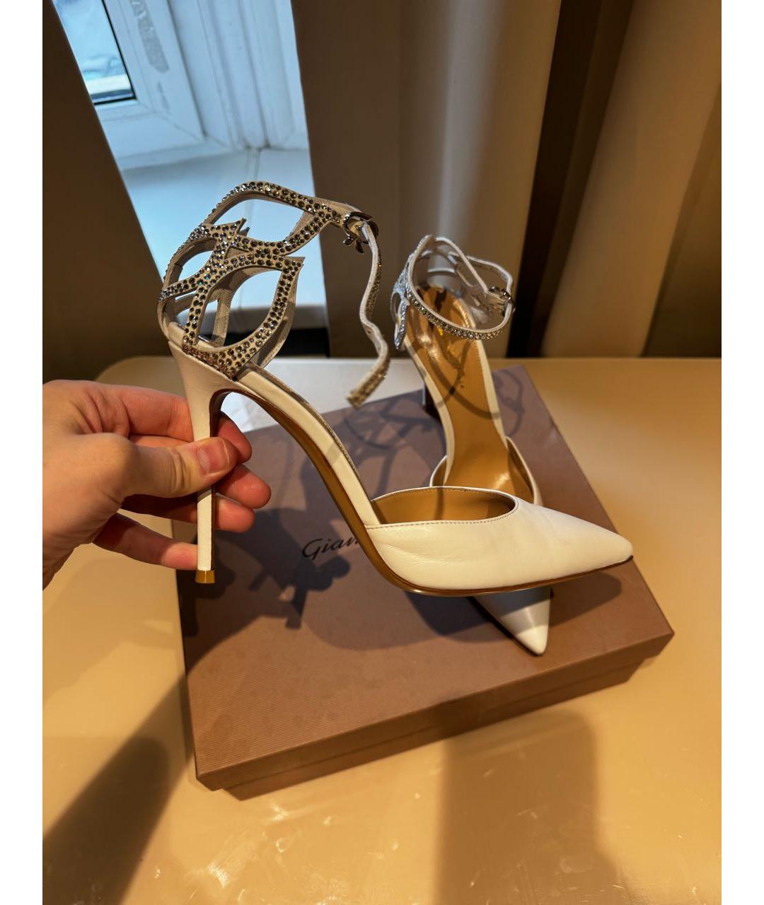 GIANVITO ROSSI Белые кожаные свадебные туфли на среднем каблуке, фото 9