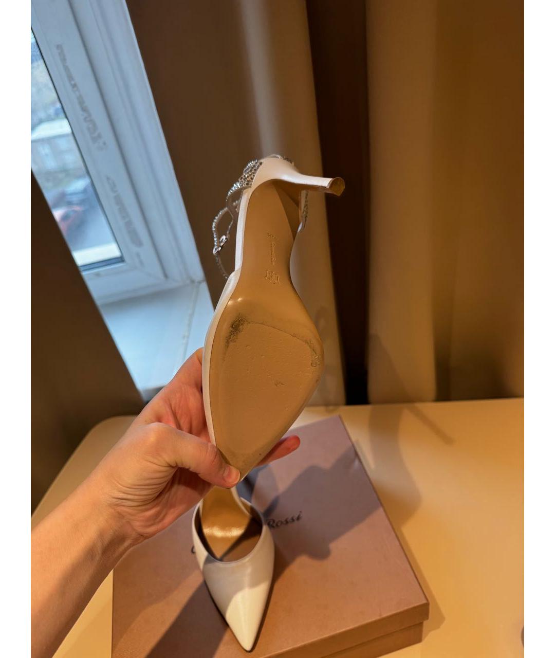 GIANVITO ROSSI Белые кожаные свадебные туфли на среднем каблуке, фото 6