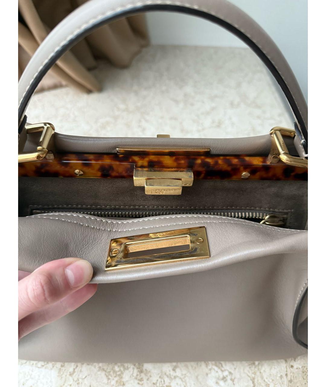 FENDI Бежевая кожаная сумка с короткими ручками, фото 7