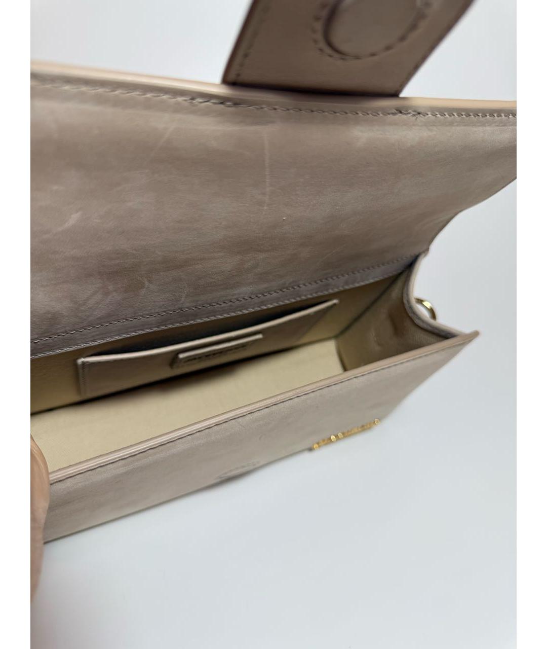 JACQUEMUS Бежевая замшевая сумка с короткими ручками, фото 5