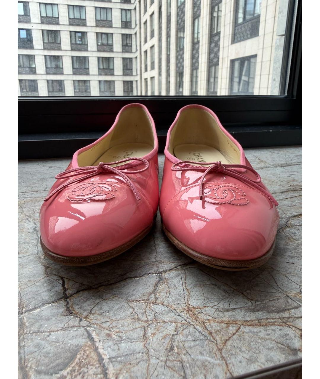 CHANEL Розовые балетки из лакированной кожи, фото 2