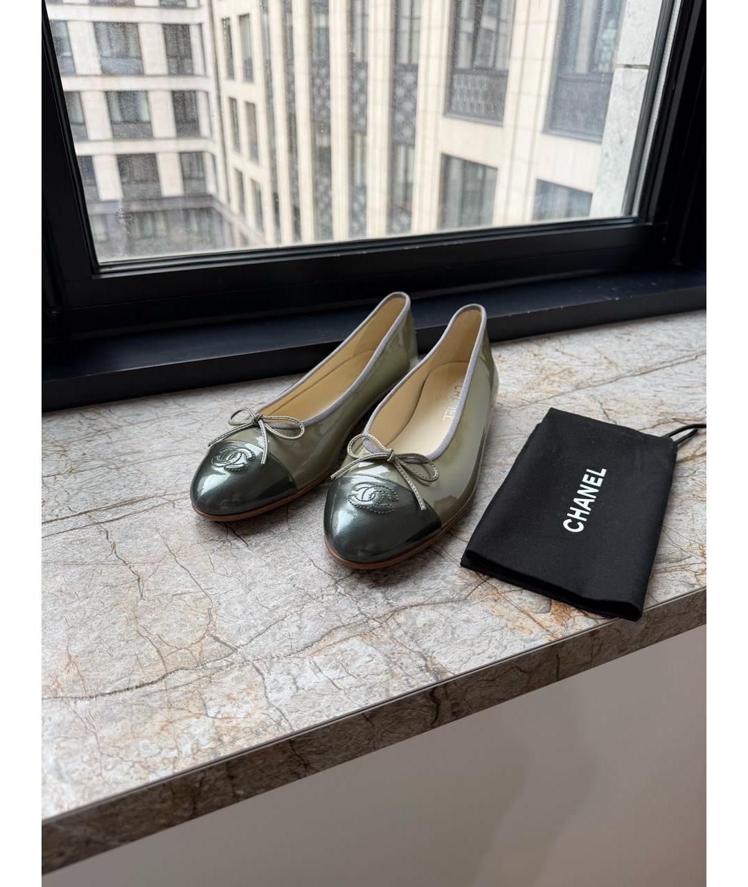 CHANEL Хаки балетки из лакированной кожи, фото 7