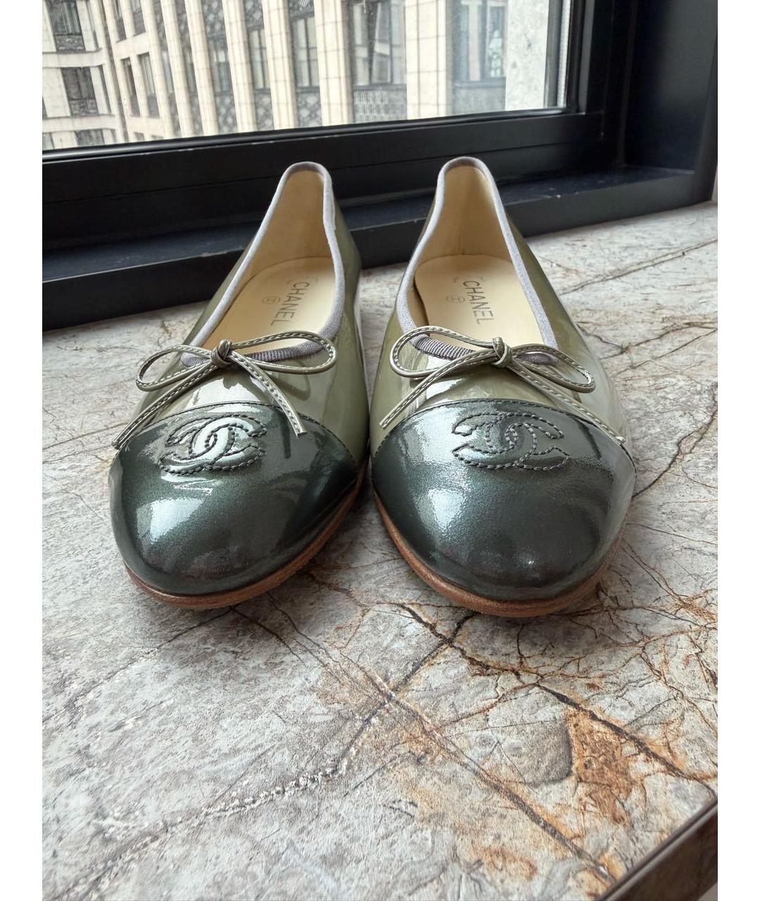 CHANEL Хаки балетки из лакированной кожи, фото 2