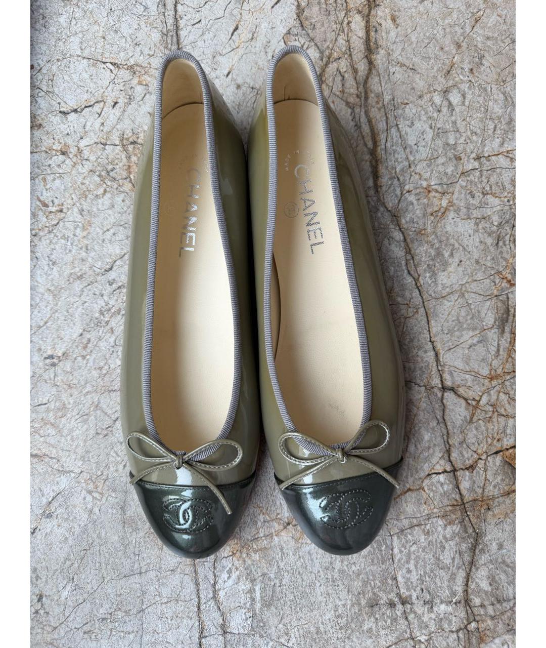 CHANEL Хаки балетки из лакированной кожи, фото 3