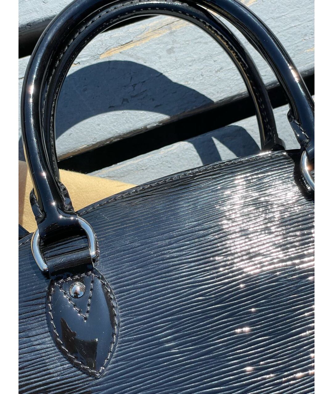 LOUIS VUITTON PRE-OWNED Черная сумка с короткими ручками из лакированной кожи, фото 3