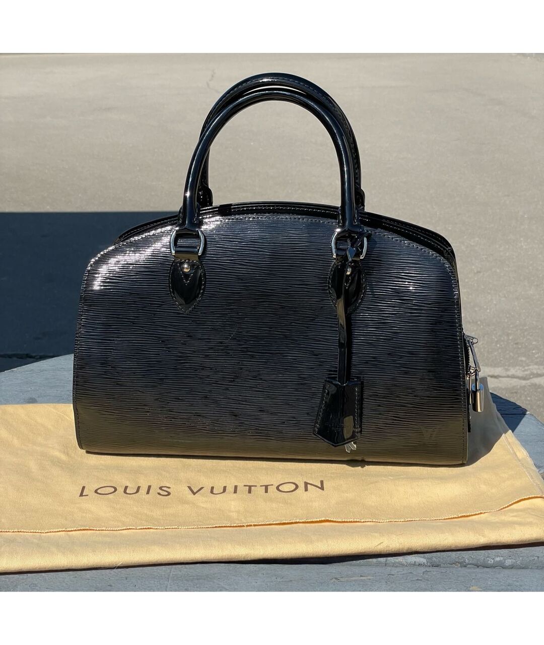 LOUIS VUITTON PRE-OWNED Черная сумка с короткими ручками из лакированной кожи, фото 9