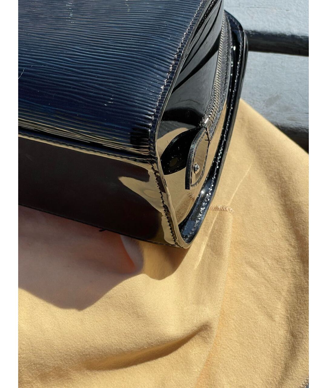 LOUIS VUITTON PRE-OWNED Черная сумка с короткими ручками из лакированной кожи, фото 2