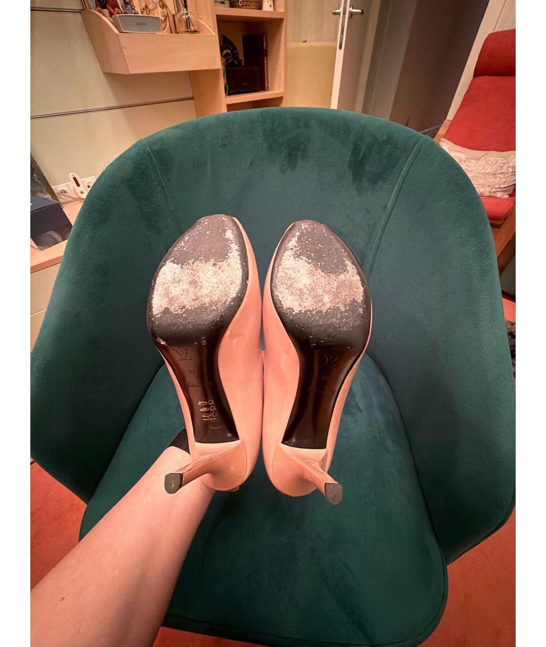 LOUIS VUITTON Бежевые туфли из лакированной кожи, фото 5