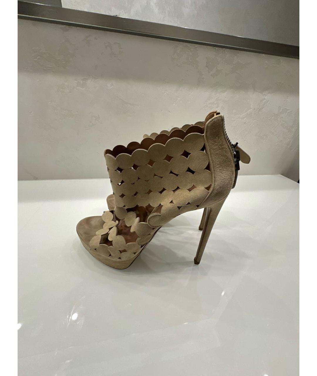 ALAIA Бежевые замшевые босоножки, фото 3