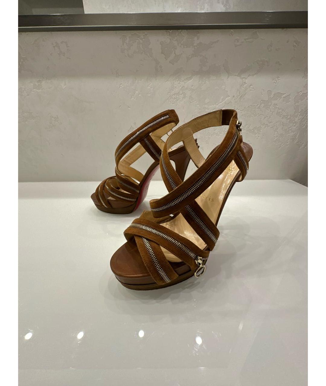 CHRISTIAN LOUBOUTIN Коричневые замшевые босоножки, фото 2