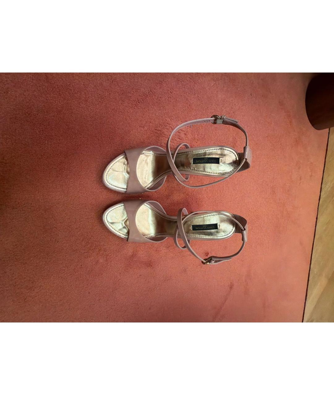 LOUIS VUITTON Бежевые босоножки из лакированной кожи, фото 2